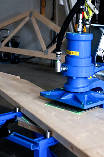 Maskin som brukes til laserberegning på treverk til takstol
